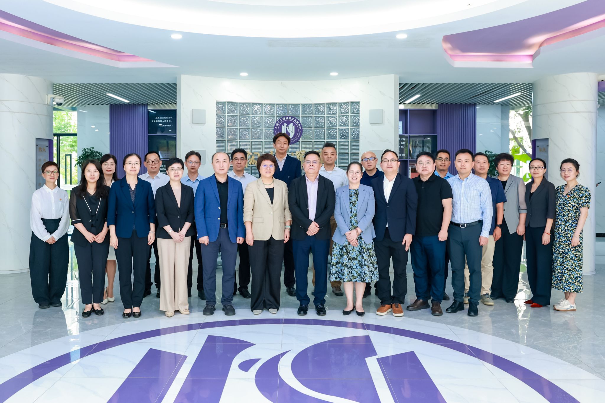 彩运网嘉定基础教育集团签约典礼（合影）.jpeg
